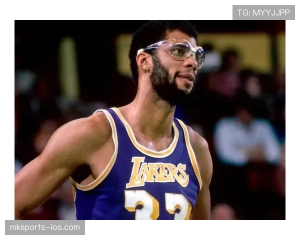 贾巴尔天勾统治力再现，对比现代内线得分结构差异显著