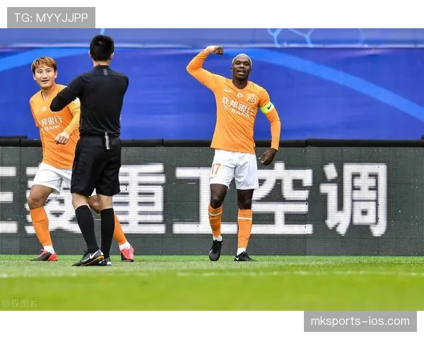 阿什利·科尔与埃弗拉在边后卫位置下形成防守推进偏向差异